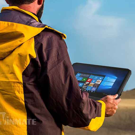 The D140 is very easy to read even in bright sunlight